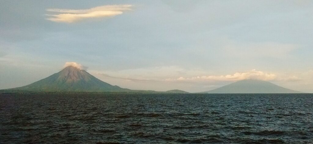 Volcanes Concepción y Maderas en la isla de Ometepe. Vista desde el ferry de la isla de Ometepe