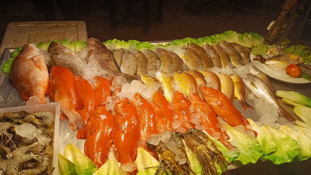 Mostrador con pescado en la playa de Mirissa Mostrador con pescado en un restaurante en la misma playa de Mirissa