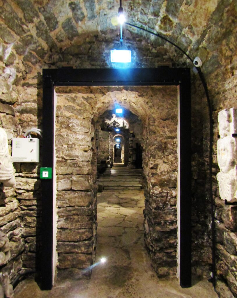 Túneles de los bastiones de Tallin Interior de los túneles de los bastiones de Tallin