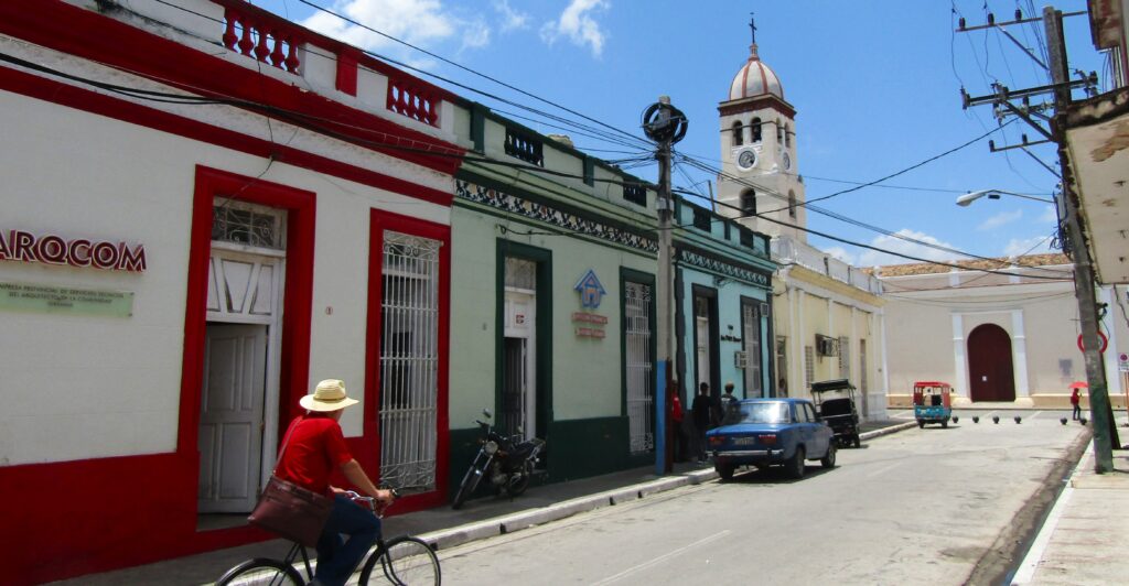 Calle junto a la Capilla Nuestra Señora de los Dolores Calle junto a la Capilla Nuestra Señora de los Dolores, Bayamo.