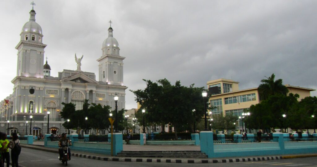Parque Céspedes y catedral de Nuestra Señora de la Asunción Parque Céspedes y catedral de Nuestra Señora de la Asunción, Santiago de Cuba.