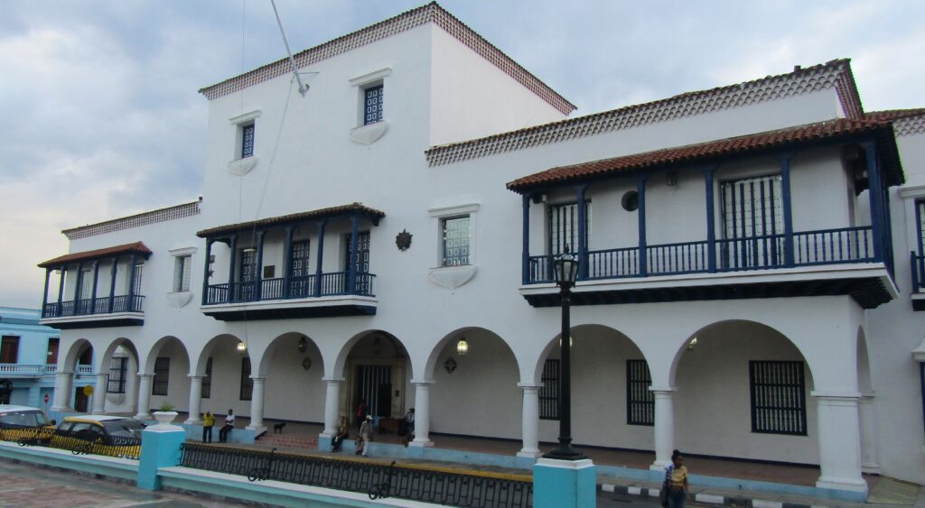 Ayuntamiento de Santiago de Cuba Ayuntamiento de Santiago de Cuba ubicado en el Parque Céspedes.
