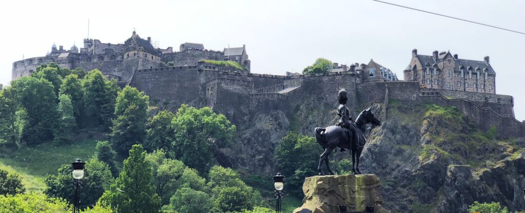 Vista del castillo de Edimburgo desde Princes Street Vista del castillo de Edimburgo desde Princes Street