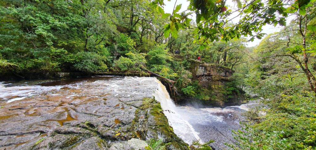 Cascada Sgwd Clun Gwyn en Brecon Beacon Cascada Sgwd Clun Gwyn en Brecon Beacon