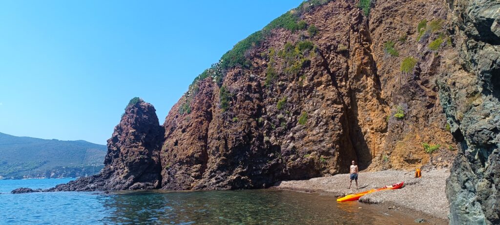 Una de las playas solo accesibles por mar de la bahía de Lacona Una de las playas solo accesibles por mar de la bahía de Lacona