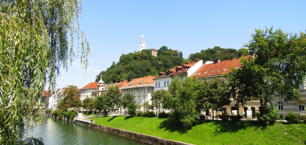 Orillas de rio Ljubljanica con el Castillo de Liubliana de fondo Orillas de rio Ljubljanica con el Castillo de Liubliana de fondo