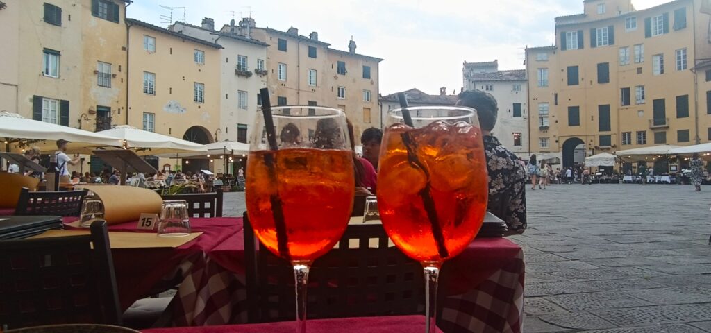 Tomando unos spritz en la Plaza del Anfiteatro Tomando unos spritz en la Plaza del Anfiteatro