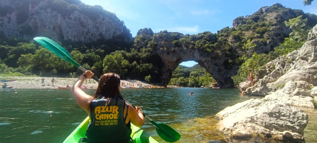 Travesía en kayak por rio Ardéche en Vallon-Pont-D´Arc Travesía en kayak por rio Ardéche en Vallon-Pont-D´Arc