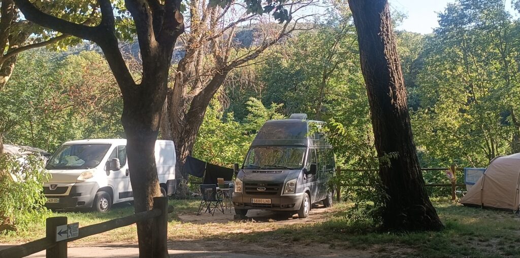 Camping les Tunnels en Vallon-Pont-D´Arc Camping les Tunnels en Vallon-Pont-D´Arc