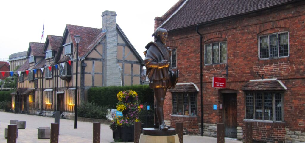Estatua de Shakespeare en Stratford-upon-Avon Estatua de Shakespeare en Stratford-upon-Avon