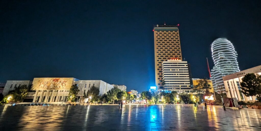 Plaza Skandenberg de noche Plaza Skandenberg de noche