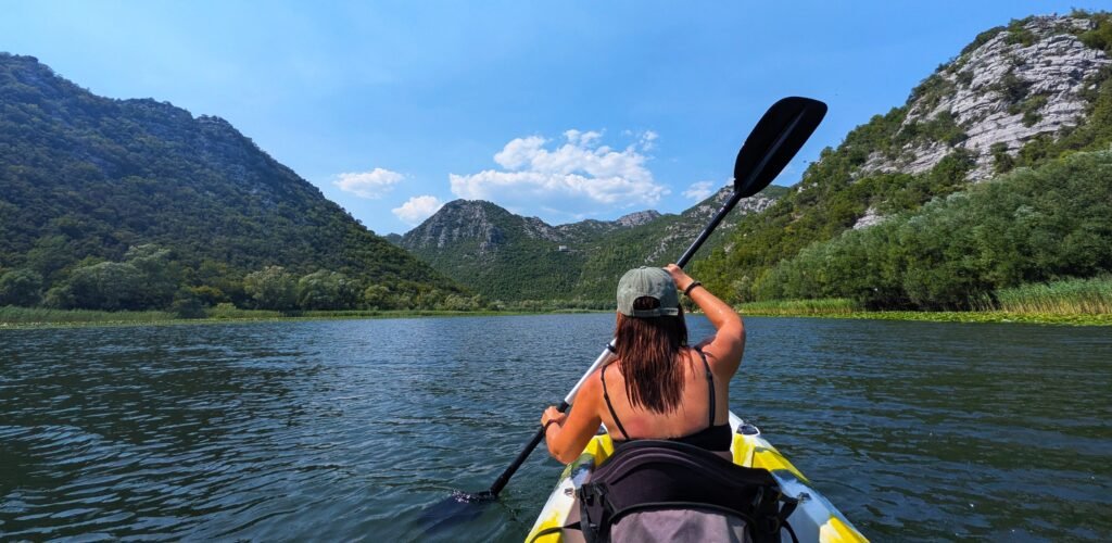 En kayak por el lago Skadar