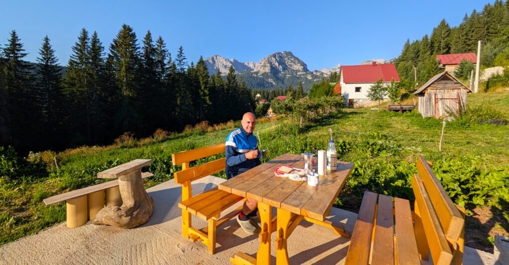 Desayunado en el Auto Camp MIlinski Potok