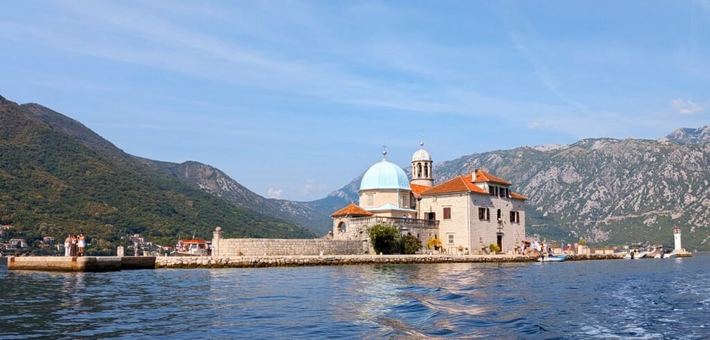 La isla Nuestra Señora de la Roca.